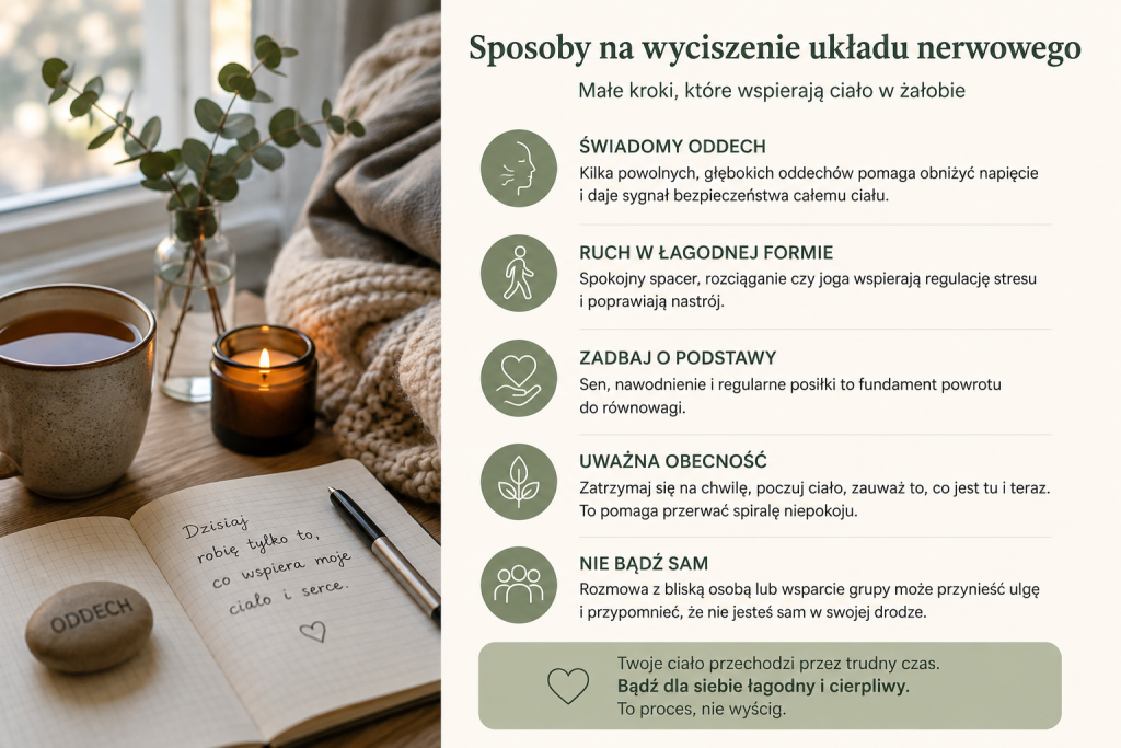 Przytulna scena z kubkiem herbaty, świecą, notesem i rośliną obok infografiki przedstawiającej sposoby na wyciszenie układu nerwowego w żałobie, m.in. świadomy oddech, łagodny ruch, sen, nawodnienie i wsparcie bliskich.
